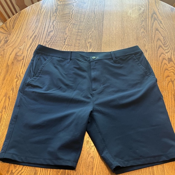 Public Rec Men’s Workday Shorts Navy Blue Size 40 EUC Sport Casual Travel - Picture 4 of 13